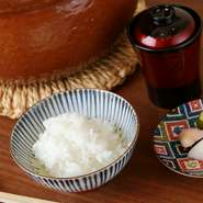 長野県栄村小滝集落の13世帯のみで生産されている稀少米を、取り寄せた小滝の水で炊いた逸品。小粒で味がしっかりとしており、すっきりとした甘さで、どんな料理にもよく合います。香ばしいパリパリおこげも絶品。