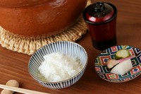 長野県栄村小滝集落の13世帯のみで生産されている稀少米を、取り寄せた小滝の水で炊いた逸品。小粒で味がしっかりとしており、すっきりとした甘さで、どんな料理にもよく合います。香ばしいパリパリおこげも絶品。