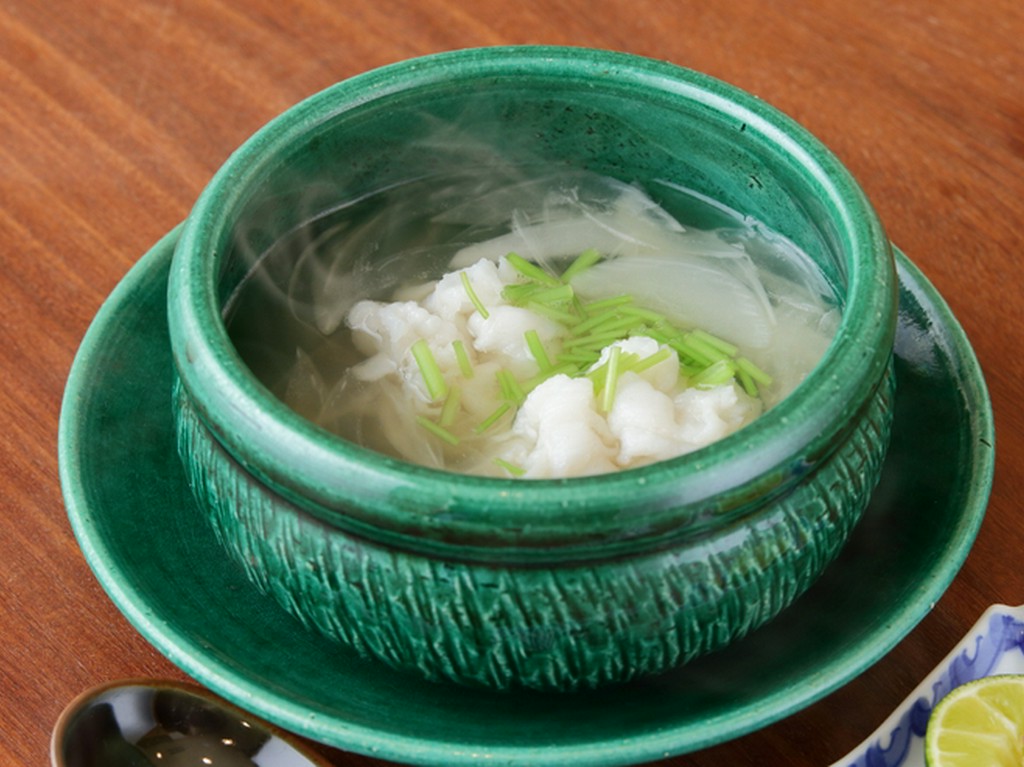 7月の小鍋。淡路産の鱧と新玉葱を使用した上品な味わいの『鱧と新玉葱の小鍋』