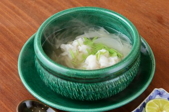 7月の小鍋。淡路産の鱧と新玉葱を使用した上品な味わいの『鱧と新玉葱の小鍋』