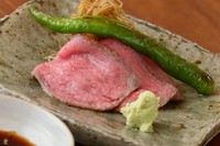 宮崎の尾崎宗春氏が生産した「尾崎牛」を使用したローストビーフ。柔らかな食感で、旨みが強く、脂身が甘くしつこくないのが特徴です。