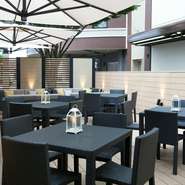 お客様が食事を楽しむテーブルには、爽やかな空気が楽しめるテラスも用意しています。開放感あるステキなテラスで、レストランウエディングや結婚式の二次会など最高の思い出を残してみるのはいかが。