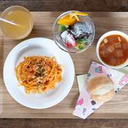 小学生未満のお子様が対象となります。
パスター／スープ／パン／デザート／ドリンク
スープやデザートは日により、内容が変わります。
