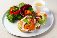 スモークサーモンとクリーミーなアボカドをベースに、フレッシュなディルや季節の野菜をトッピング。ジューシーなワカモレソースを合わせ、絶妙なバランスで風味が広がります。サラダとスープをセットでご提供。