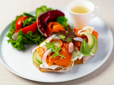 スモーブロー　スモークサーモン×アボカド