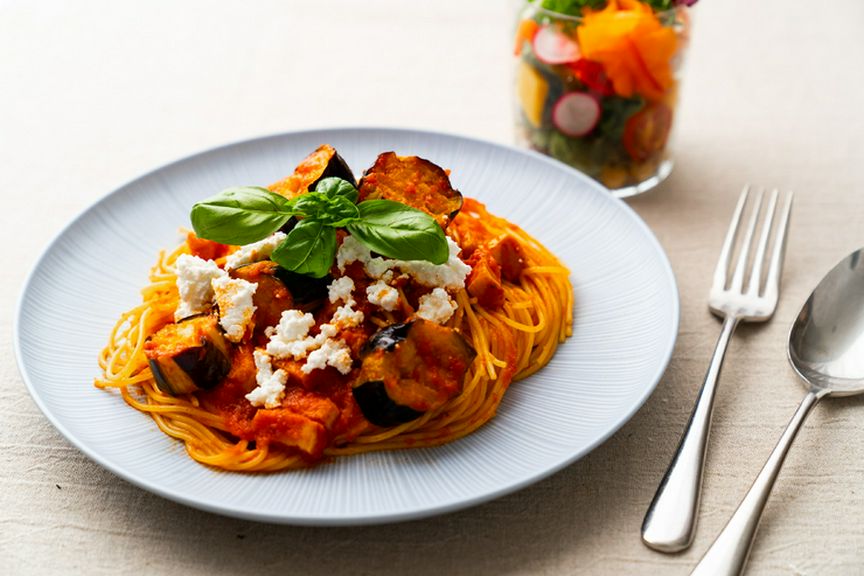 秋茄子と自家製リコッタチーズのトマトソースリングイネ カップサラダ付き