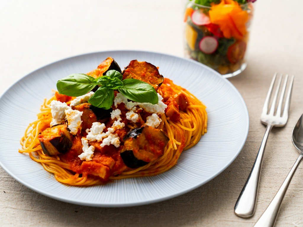 秋茄子と自家製リコッタチーズのトマトソースリングイネ　カップサラダ付き