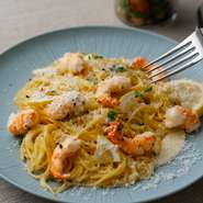 プリプリの海老と爽やかなレモンの香りが広がるクリーミーなソースで仕上げた贅沢な一品です。海老の旨味が濃厚なクリームソースに溶け込み、レモンの酸味が加わることで、後味はさっぱり深いコクを楽しめます。