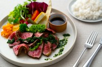 ジューシーなステーキと新鮮なサラダを一度に楽しめるバランスの取れた一皿です。丁寧に焼き上げたステーキは、外は香ばしく中は柔らかくジューシーな仕上がり。肉本来の旨味を存分に味わえます。