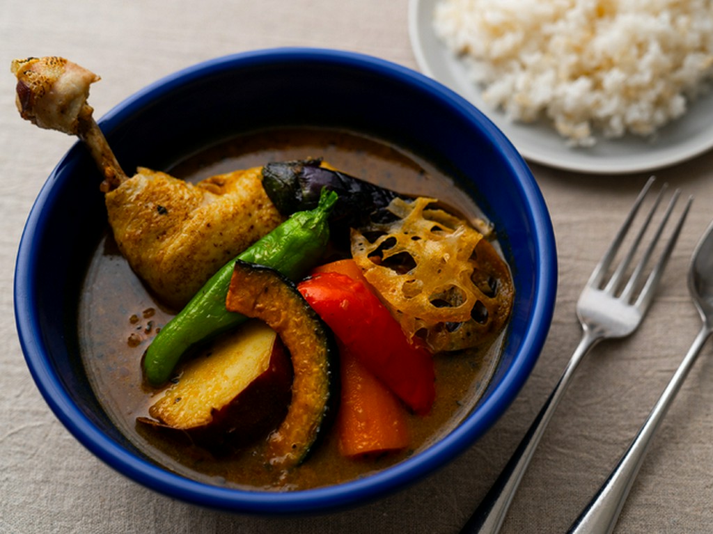 食べるスープ　チキンレッグと山形野菜のスープカレー　ライス付き