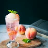 ごろっと贅沢果実にアイスをのせて。隠し味のクランベリージュースですっきりさわやかな味わいです。