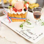 （2～3名様分）
お好きなメッセージをお入れします。花火、ろうそく付き。
厚切りパン/アイス3種/ナッツ/キャラメル
※内容はその時々で変更になります。