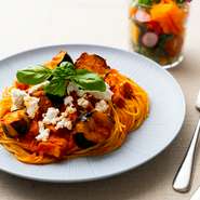 旬の茄子をたっぷりと使用し、クリーミーな自家製リコッタチーズと相性抜群のトマトソースで仕上げたパスタです。とろとろな茄子の甘みとトマトソースの爽やかな酸味が絡み合う贅沢な味わいが楽しめるスパゲッティ。