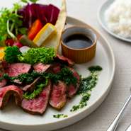 ジューシーなステーキと新鮮なサラダを一度に楽しめるバランスの取れた一皿です。丁寧に焼き上げたステーキは、外は香ばしく中は柔らかくジューシーな仕上がり。肉本来の旨味を存分に味わえます。