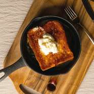 バターをたっぷりと練り込んだパンで作り上げた、口の中でとろけるような食感が特徴の贅沢なフレンチトーストです。ランチタイムからティータイムもお楽しみ頂けます。