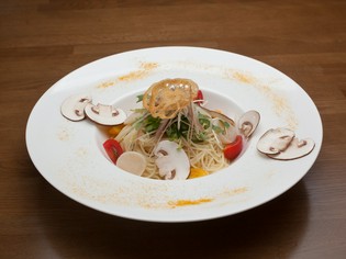 食材の持ち味を活かした『ホタテとトマトの冷製カッペリーニ』