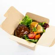 山形牛と国産豚のハンバーグ。ふっくらジューシーに仕上げるための黄金比のハンバーグ。
お肉と新鮮野菜と玄米入りご飯でモリモリにしていますので、お腹いっぱいになります。
※1人前目安となります