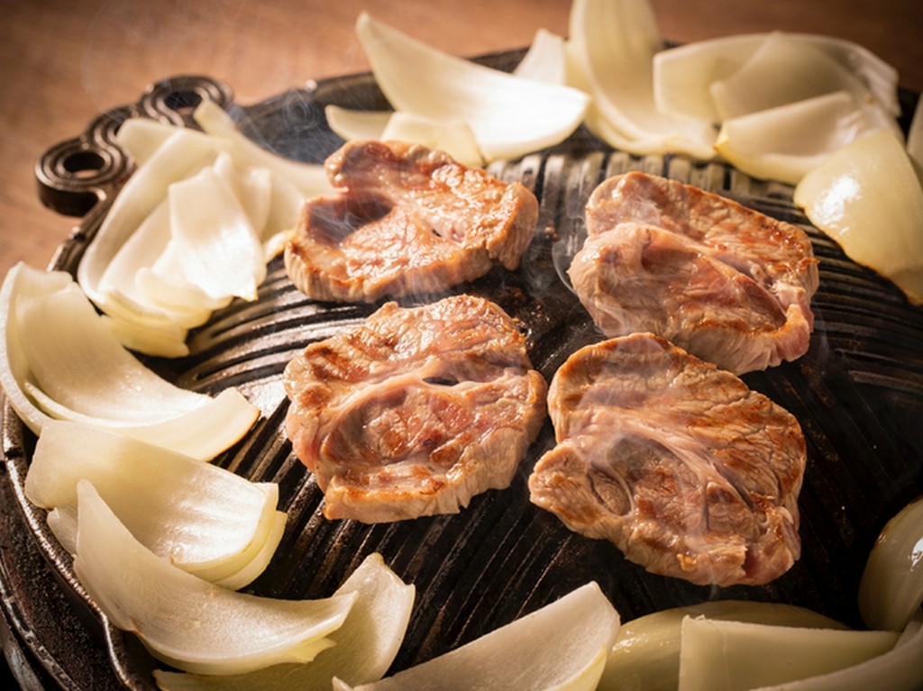 北海道のソウルフードのジンギスカンをおしゃれな店内で！