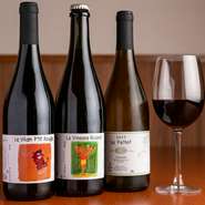 有機栽培のブドウからつくった酸化防止剤不使用の自然派ワイン。ボトルで味わうのはもちろん、好みや予算などを踏まえ、料理ごとにワインマニアのオーナーシェフが合うワインを選ぶペアリングでも楽しめます。