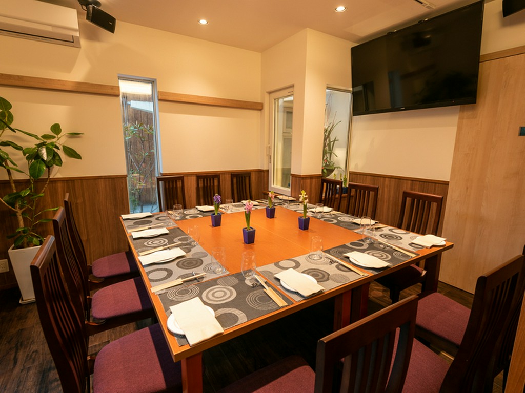 庭に臨む個室、四季それぞれの花木を愛でながら食事を楽しむ