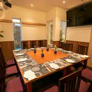 12人まで収容できる個室。天井から床まで届く窓からは季節ごとに美しい姿を見せる庭、壁のはめ込み窓からは坪庭が眺められます。窓外の景色と食事で、目も舌も楽しませる充実の時間を過ごせます。
