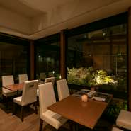 昼は、窓から庭を眺めて開放感を満喫。軽いジャズやボサノバに一層のんびり。一方、キャンドルが灯り、ジャズピアノが流れる夜は、おちついた雰囲気。夜の庭も趣を添える。昼夜それぞれの癒しの空間を楽しめます。