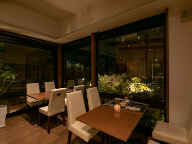 昼は窓外の明るい庭、夜はキャンドルの灯りに心安らぐ