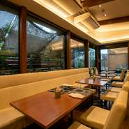 天井が高く、大きな窓を設えた店内は、開放感たっぷり。ゆったりくつろいで料理とワインのマリアージュに浸ったり、おしゃべりしたり、2人の時間を満喫できます。予約すれば、メッセージプレートの用意も可能。
