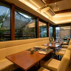 開放感たっぷりの店内、2人の時間をのんびり過ごす