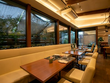 開放感たっぷりの店内、2人の時間をのんびり過ごす