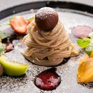 洋酒を極力使わず、提供直前に盛り付けるため、搾りたてのクリームのフワッと軽い食感、丹波栗のやさしい香りが楽しめます。パティシエの国家資格も併せ持つオーナーシェフのスペシャルデザート。
