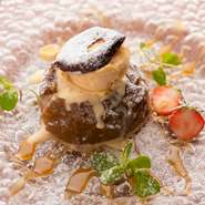 この焼き林檎食べたさに、コース料理のリピーターが続出という人気デザート。香り豊かな津軽の林檎を丁寧にじっくり4時間焼き上げました。
