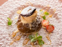 この焼き林檎食べたさに、コース料理のリピーターが続出という人気デザート。香り豊かな津軽の林檎を丁寧にじっくり4時間焼き上げました。
