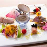 その時々のイチオシの前菜を彩りよく盛った一皿。旬の食材を活かした多彩な前菜を目と舌で楽しめます。よく合う自然派ワインといっしょにいただくと一層美味。