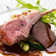 丁寧に休ませながら、じっくりとロゼに火入れする上質な肉料理。さわやかなベリーソースでさっぱりといただます。ワインにもぴったり。