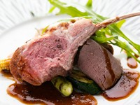 丁寧に休ませながら、じっくりとロゼに火入れする上質な肉料理。さわやかなベリーソースでさっぱりといただます。ワインにもぴったり。