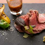 その時々でもっともおいしい牛肉を全国から取り寄せてつくるメインの肉料理。最高ランクの肉を低温調理で極限までやわらかくジューシーに仕上げます。
