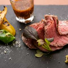 やわらかジューシー、低温調理を駆使した『山形牛A5リブロースのグリルと有機野菜』