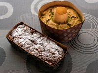 奈良県産の食材だけでやきあげたフワフワシフォンケーキ『ならしふぉん』(画像右)。ココアを使わず焼き上げた本格派ブラウニー(画像左)。くるみのザクザク食感が半端ないスイーツです。
