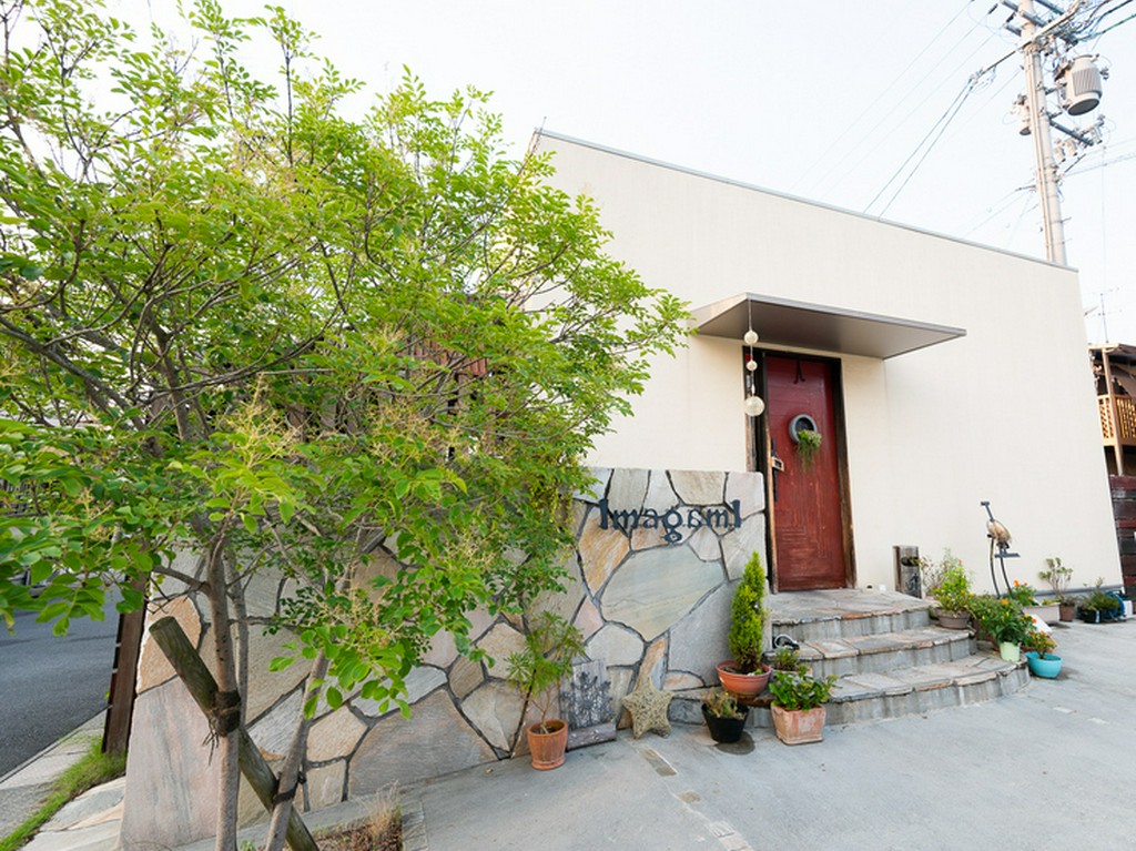 近鉄各線「大和八木駅」より車で10分、駐車場あり