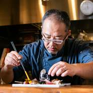 「フレンチは、ドレスコードがあり、ナイフとフォークを使って…。みたいな昔のイメージをひっくり返して」と、今上シェフ。お客様が楽しめる事、体に良い美味しさである事を、何よりも大切にされています。
