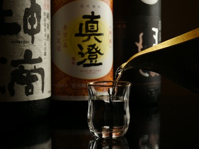 日本酒は京都の地酒がメイン。ウイスキーやワインなども充実