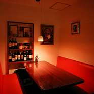 カウンター席、ソファ席合わせて14席を用意する店内は、あたたかく居心地のよい「大人の隠れ家」。ゆったりとくつろげる憩いの空間で、ワインと料理をご堪能ください。