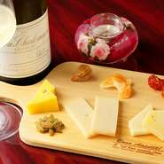 イタリアチーズを中心に、常時8種類ほど用意する「チーズ」はワインとも相性抜群。お好みのワインに合わせて、ぴったりの「チーズ」をマスターが選んでくれます。添えあわせのドライフルーツと共に満喫して。