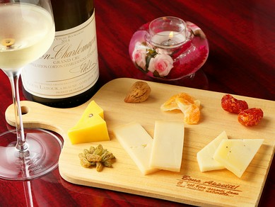 ぴったりのチーズをマスターが選んでくれる。『チーズの盛り合わせ　3種』