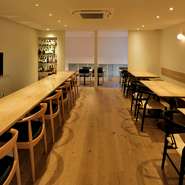 静かで落ち着いた店内となっております。お食事を楽しみたい方や、ビジネスシーンでのご利用も多いです。