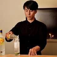 「店ではお客様こそが主役」いうのが信条です。出しゃばらず、といって引っ込みすぎず、お客様が心地よく過ごせる空気感での接客を心掛けています。