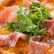 本場の味にこだわりがあります。ピザの生地はイタリア産の小麦粉で仕込んでいるほか、生ハムもプロシュートなどイタリアから輸入した食材を使用しています。