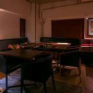 シックな色調で統一された店内は、自宅のリビングを思わせる雰囲気。インテリアデザイナーが選んだ椅子はデザインと機能性を兼ね備え、長時間座っていても疲れません。随所に配されたアートが空間のアクセントに。