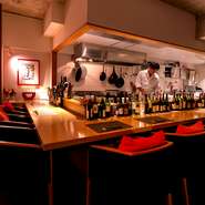 二人並んで座れるカウンター席は、互いの親密度が増すカップルの特等席。広々としたつくりで窮屈感がなく、椅子の座り心地も抜群です。オープンキッチンのライブ感もデートの雰囲気を盛り立てます。